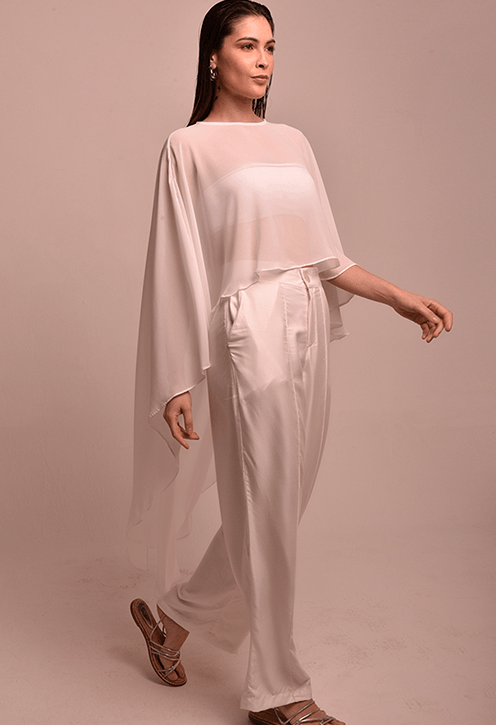 Blusa Eleonora Alvorada vista lateral mostrando caimento e mangas amplas