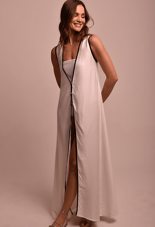 Modelo usando saída longa off-white com bordas pretas e fenda frontal