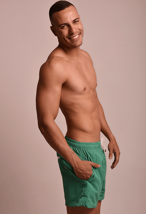 Perfil do modelo usando Bermuda Casual Shortinho Verde Joia mostrando bolso lateral