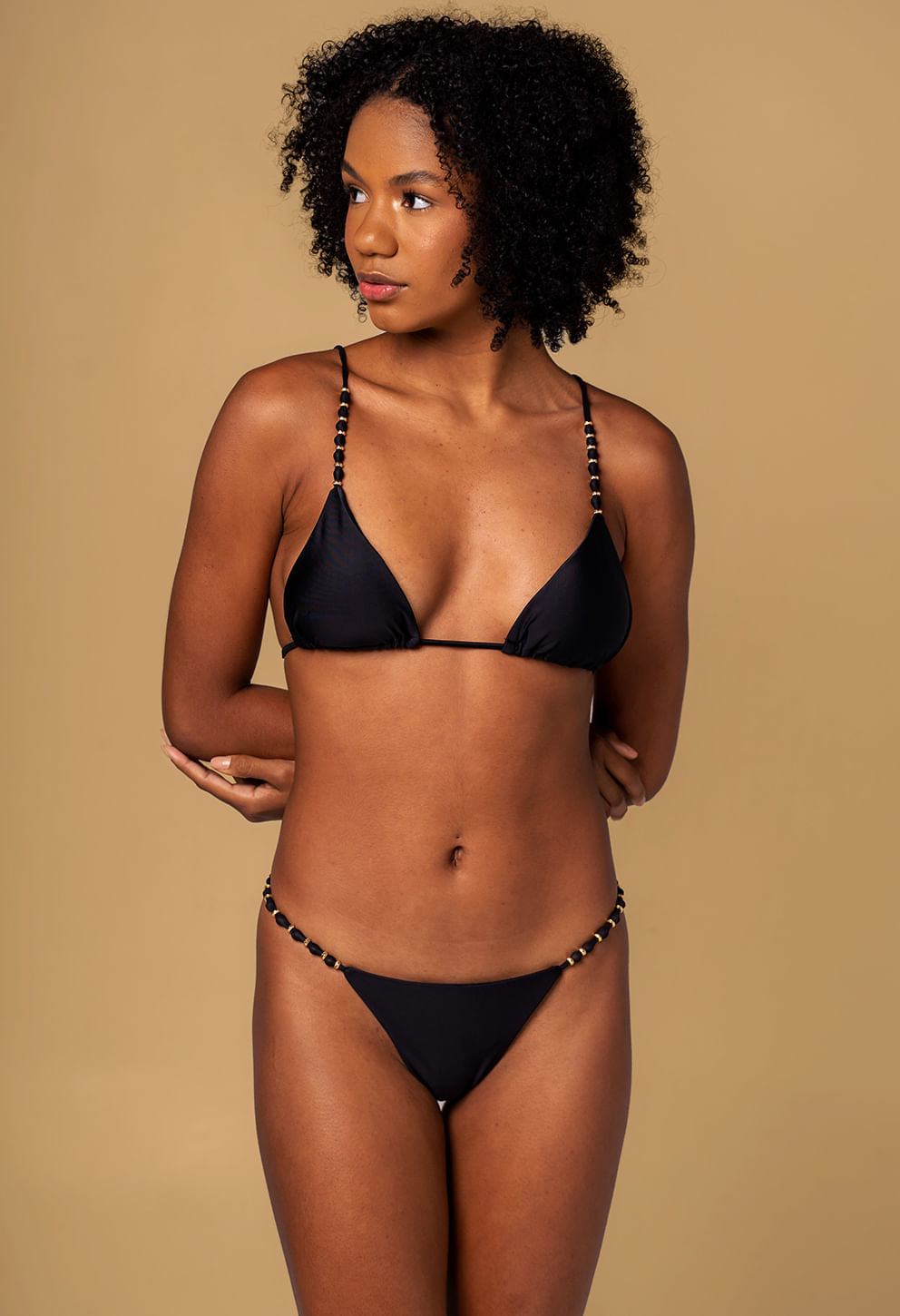 Top Anne Preto visto de frente em modelo feminino, detalhe das alças e aplicação metálica