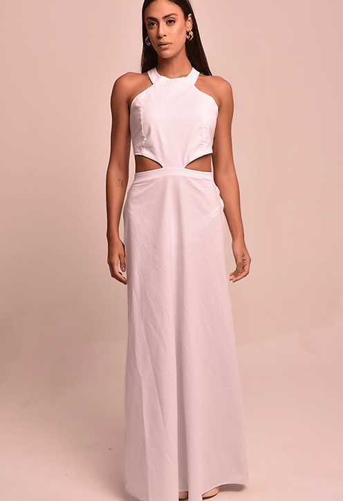 Vestido longo branco com gola alta e recortes laterais, vista frontal