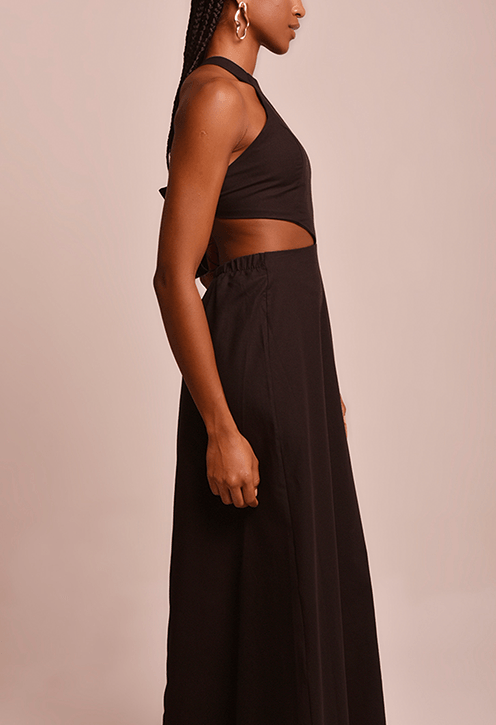 Vestido Martina Luar visto de perfil com decote halter e recortes laterais