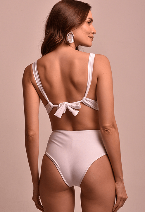 Mulher posando de costas vestindo body branco com amarração nas costas e alças largas