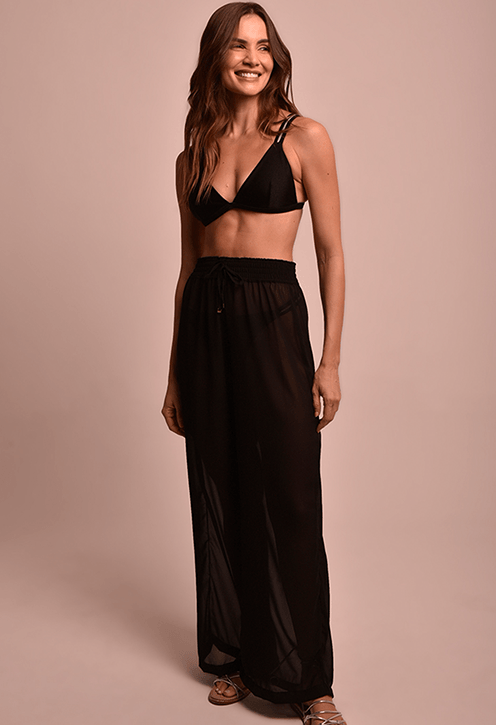 Modelo usando Calça Pantalona Alessandra preta, perna larga e cós com cordão ajustável