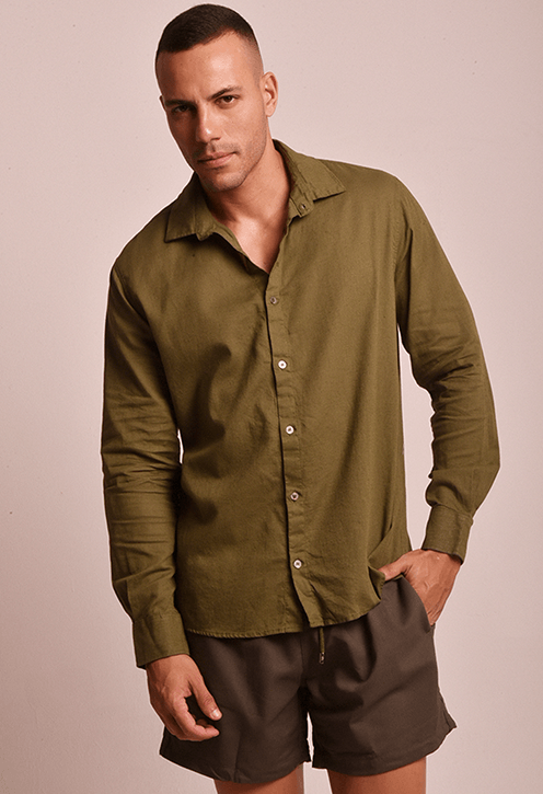 Camisa Linho Slim Manga Longa Ant Army Green vista frontal em modelo masculino, tecido linho verde oliva.