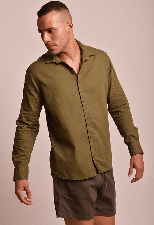 Detalhe frontal da Camisa Linho Slim Manga Longa Ant Army Green em modelo masculino, cor verde oliva.