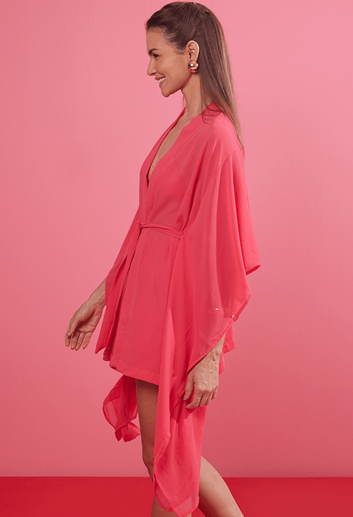 Perfil lateral do kimono rosa-pink mostrando caimento fluido e mangas amplas alongadas