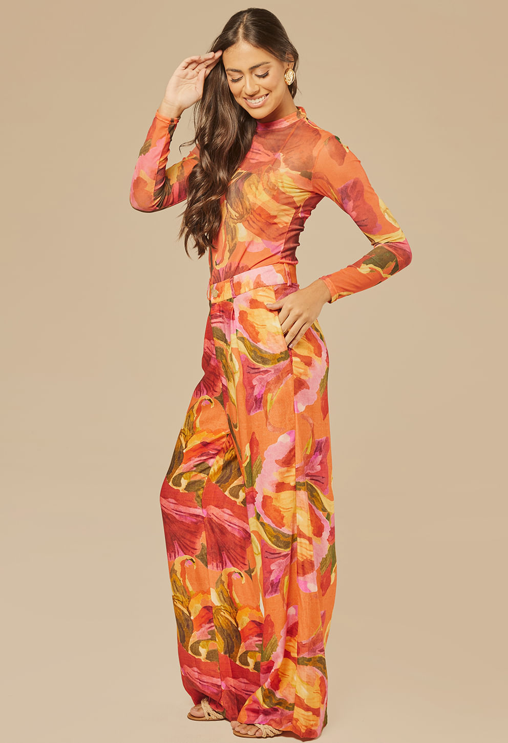 Modelo feminina sorrindo usando blusa segunda pele floral de manga longa e gola alta