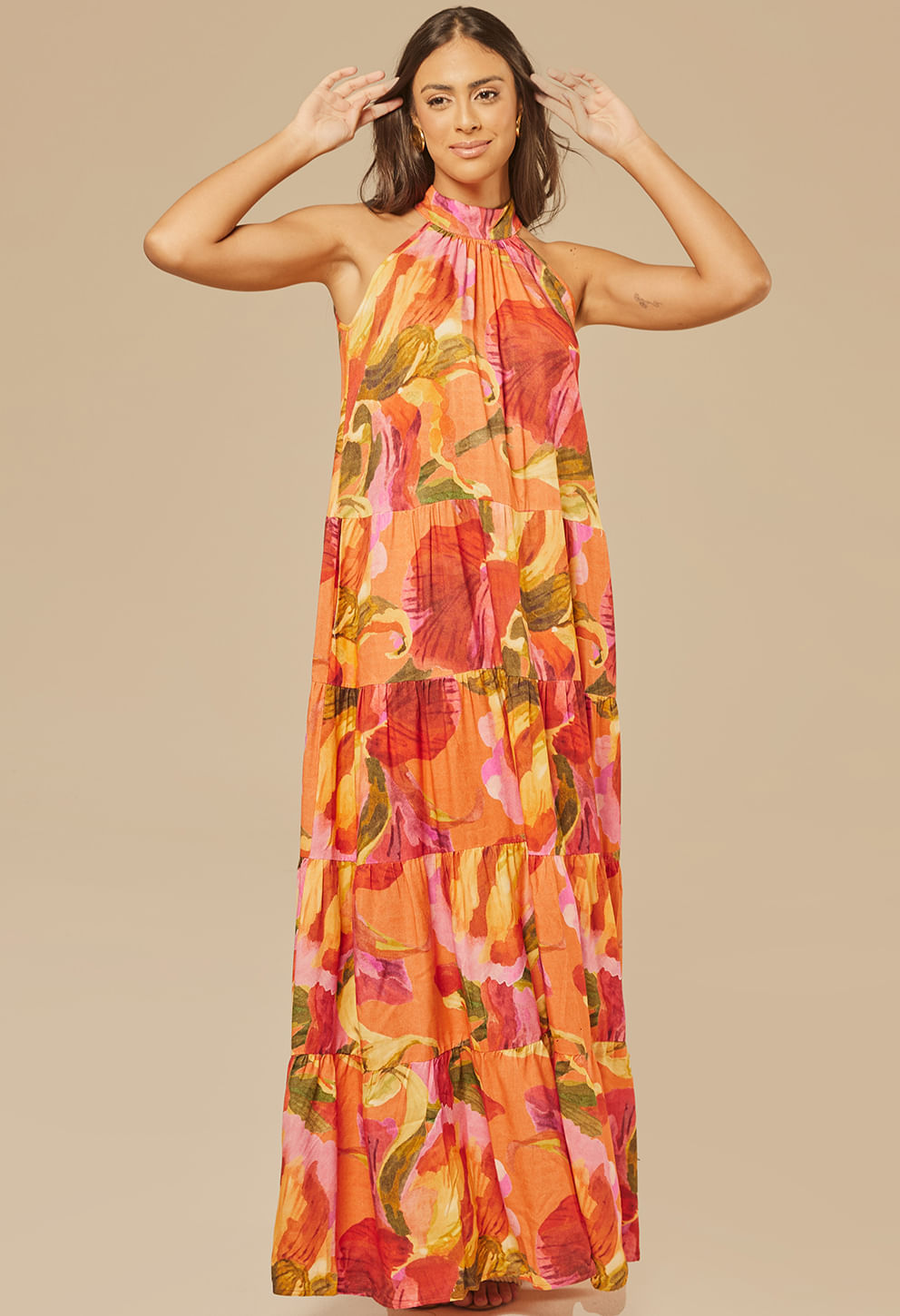 Vestido New Jasmin Chamego com gola alta franzida e modelagem ampla em camadas, estampa floral vibrante