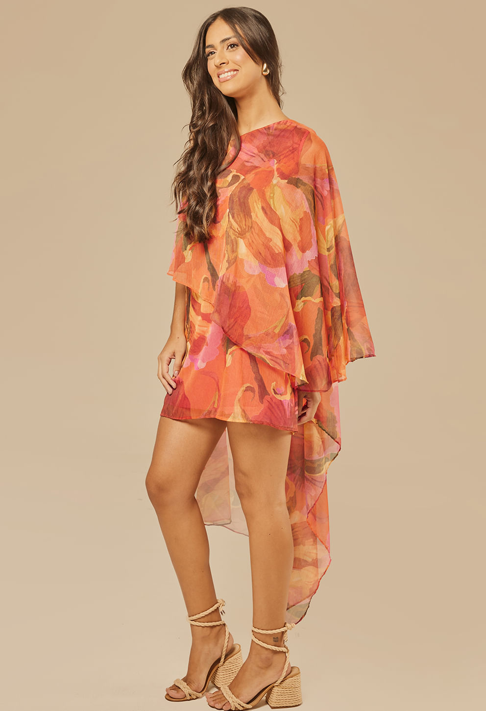 Vestido Cibele Chamego visto de perfil, mostrando capa longa transparente nas costas