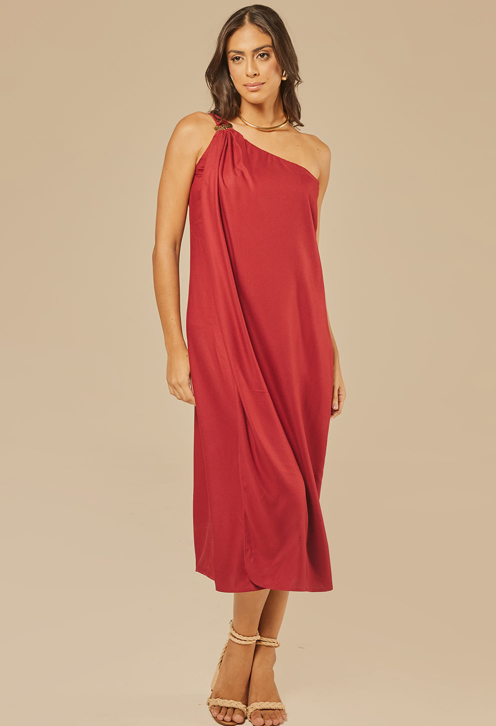 Vestido Dani Abraço vermelho vibrante ombro único com drapeado e enfeite dourado