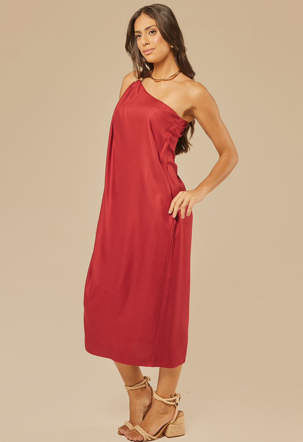 Vestido Dani Abraço vermelho visto de lado com drapeado na alça e enfeite dourado