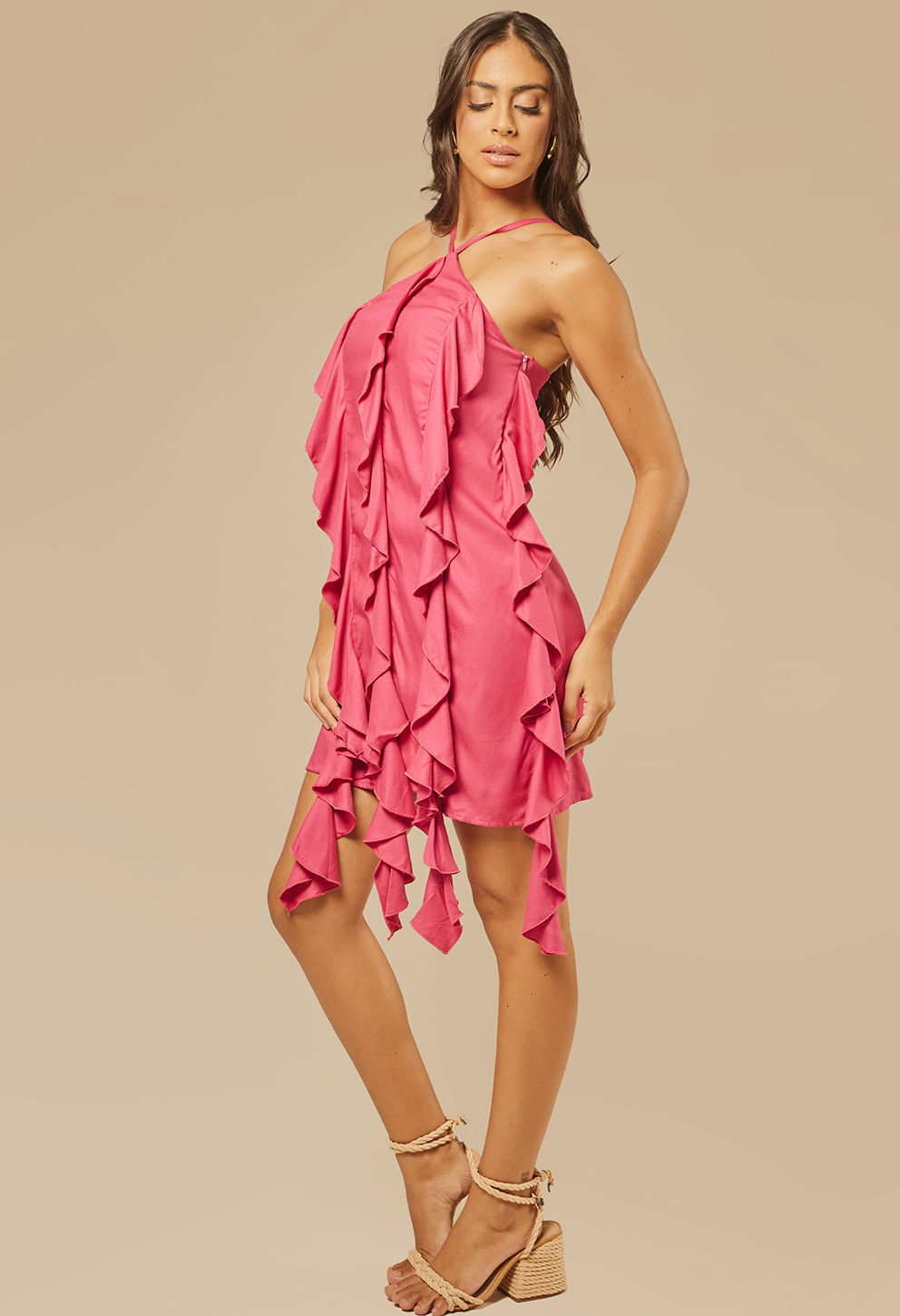 Vestido rosa pink curto com babados verticais e alças finas cruzadas