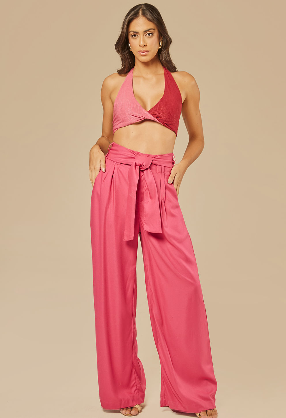 Calça Pantalona Glória Aconchego rosa vibrante, frontal, tecido fluido e cintura alta com faixa amarrada