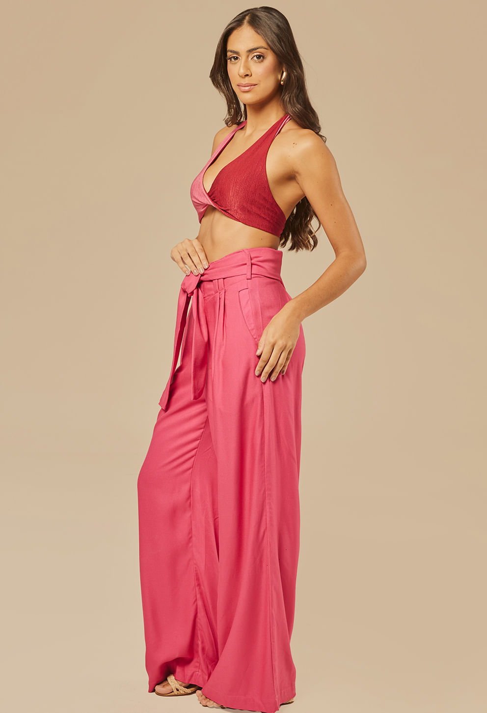 Calça Pantalona Glória Aconchego vista lateral, rosa vibrante, tecido fluido e cintura alta