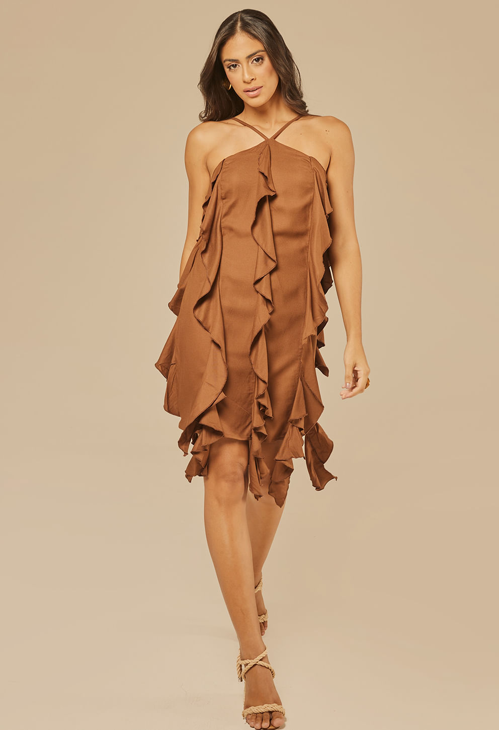 Vestido Lívia Soul marrom, curto, com alças finas cruzadas e babados