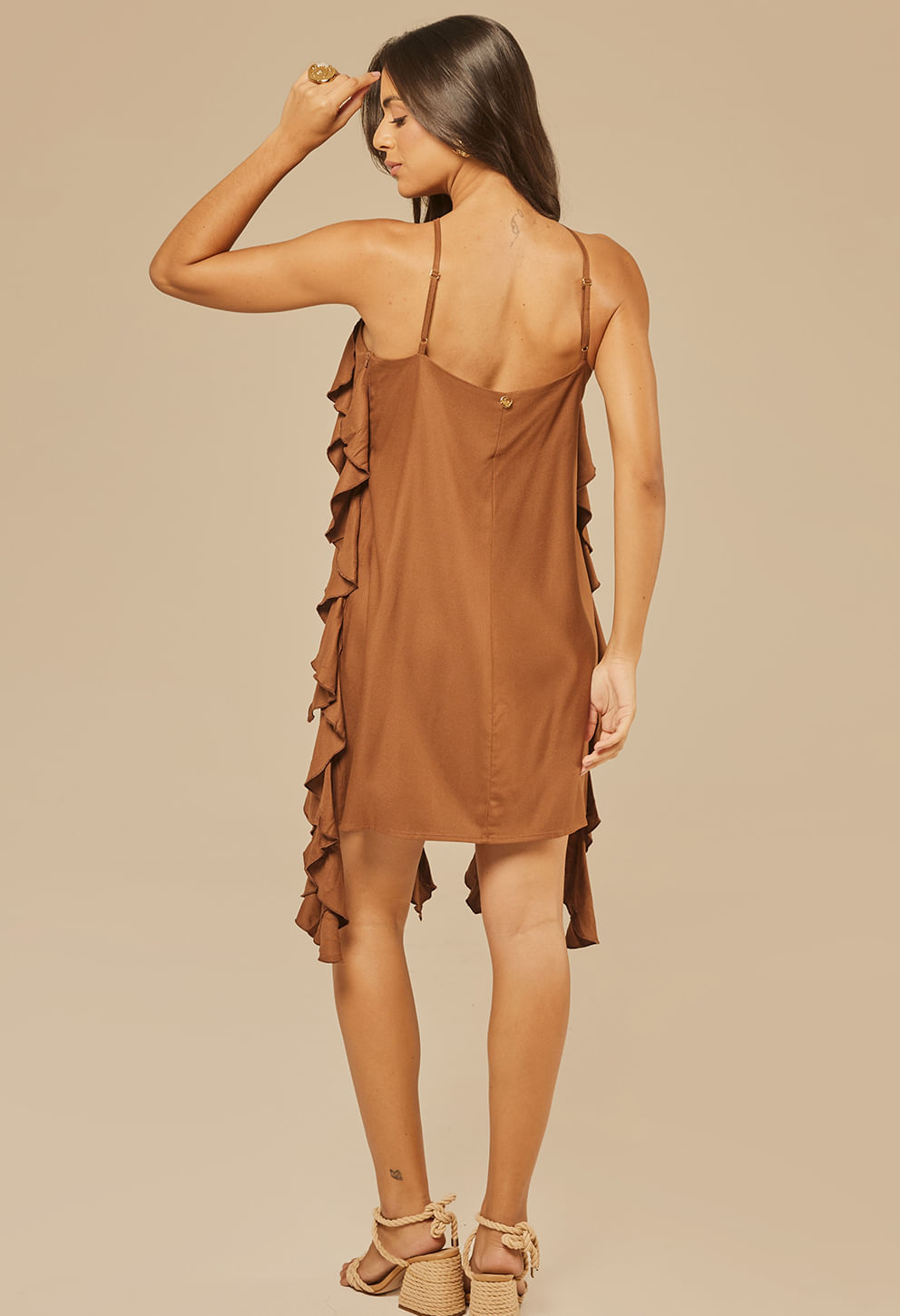 Vista traseira do Vestido Lívia Soul mostrando alças ajustáveis e botão dourado