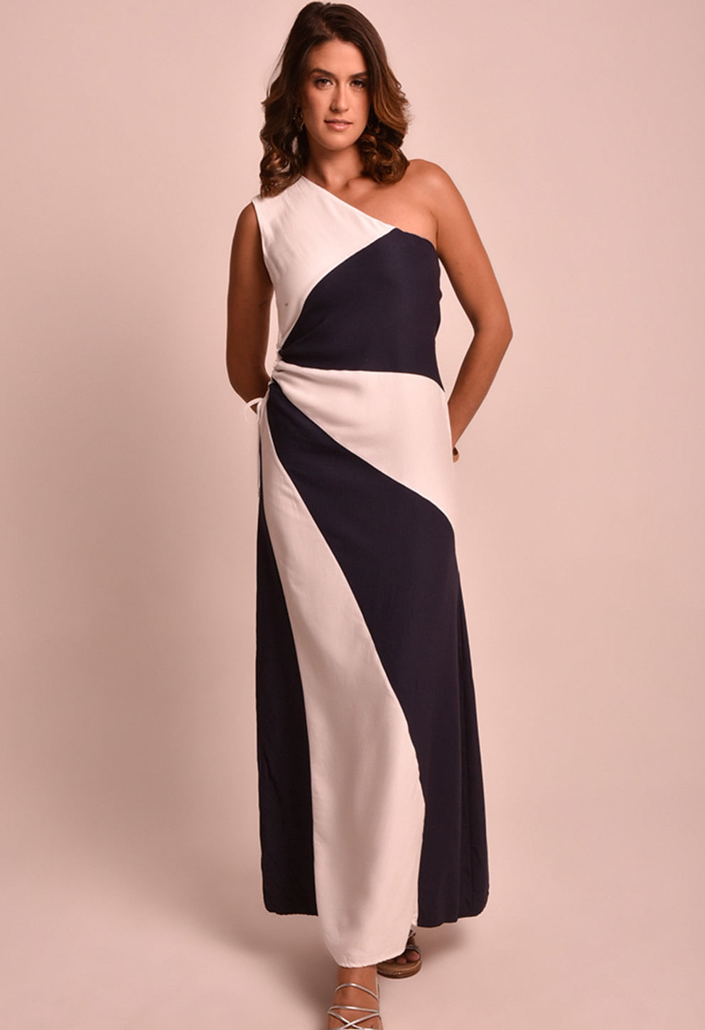Vestido Norma Bicolor Náutica azul marinho e branco, decote assimétrico com amarração lateral