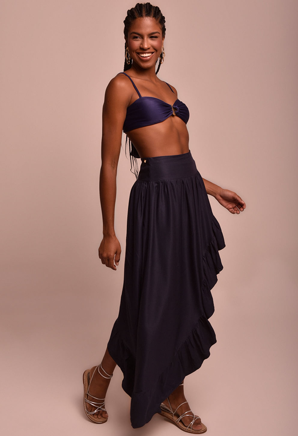 Saia Martha Náutica azul marinho, modelagem assimétrica com babados e cintura marcada