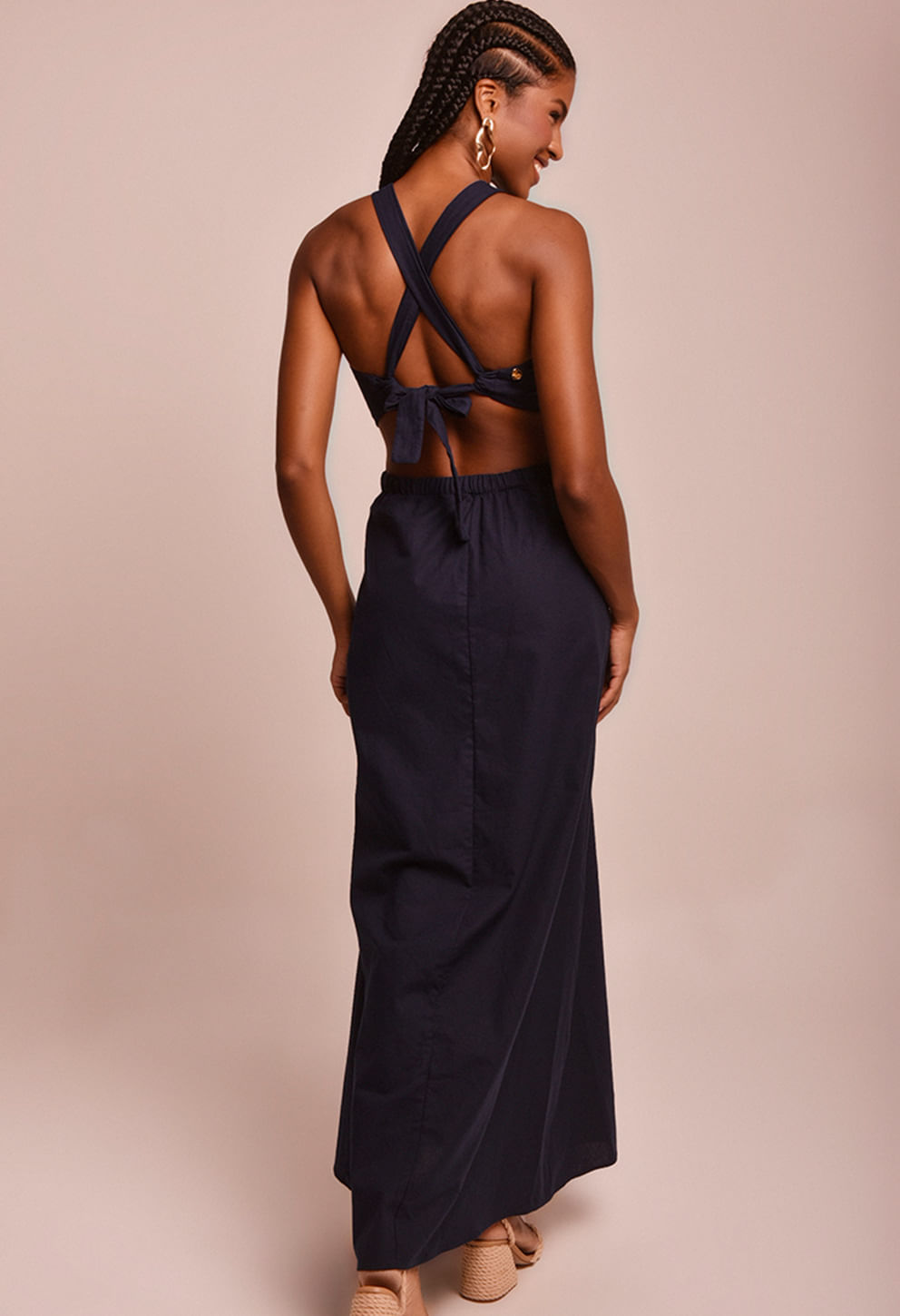Vestido visto de costas com amarração e saia fluida