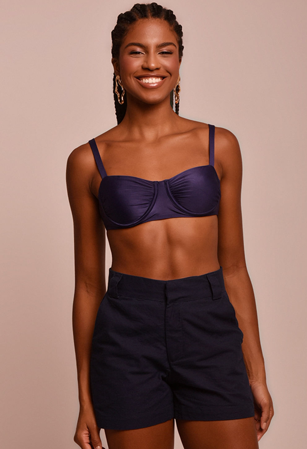 Short Letícia Náutica azul marinho modelo frontal