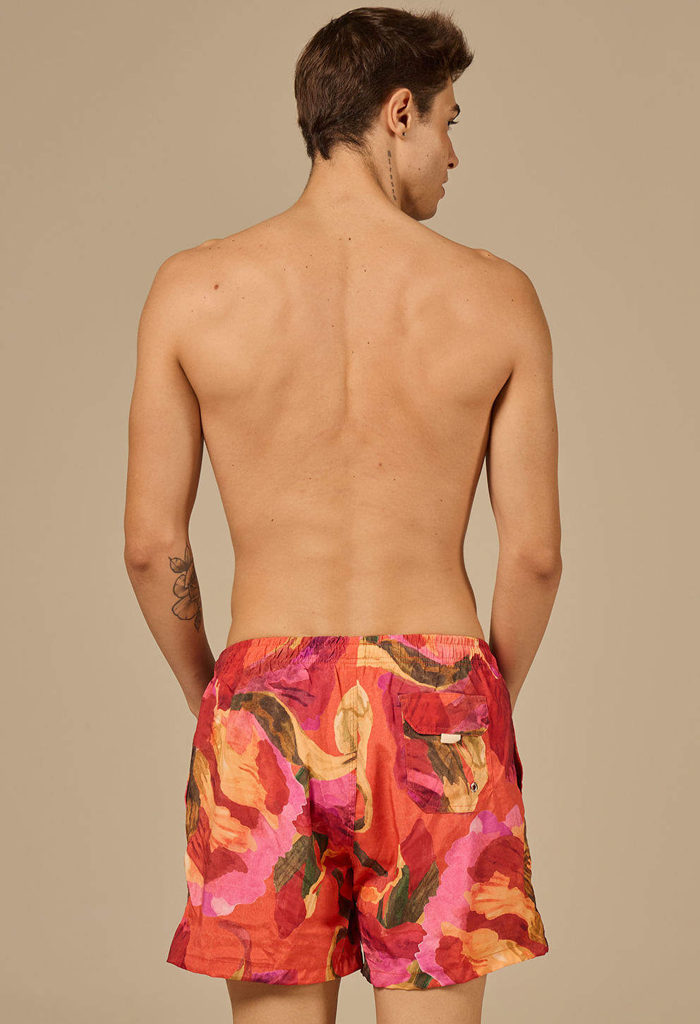 Visão traseira da Bermuda Casual Shortinho Chamego mostrando bolso traseiro com aba e caimento confortável