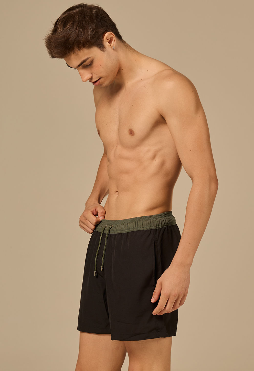 Detalhe da Bermuda Casual Búzios mostrando cós elástico jungle green e bolsos