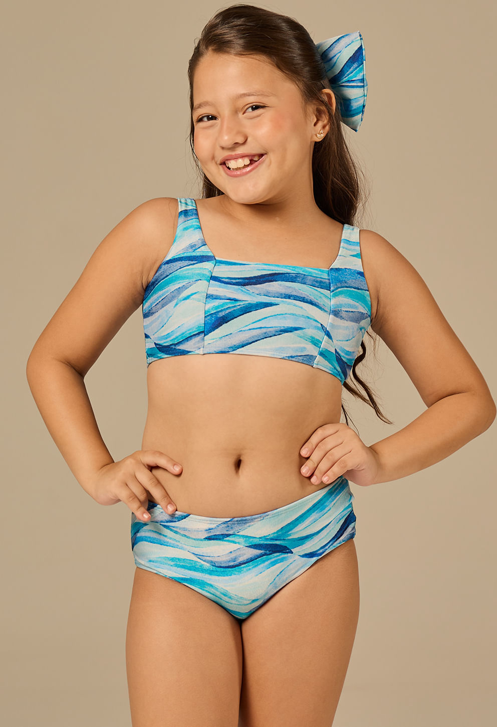 Frontal do biquíni infantil Amanda Orla em estampa ondulada azul, branco e cinza