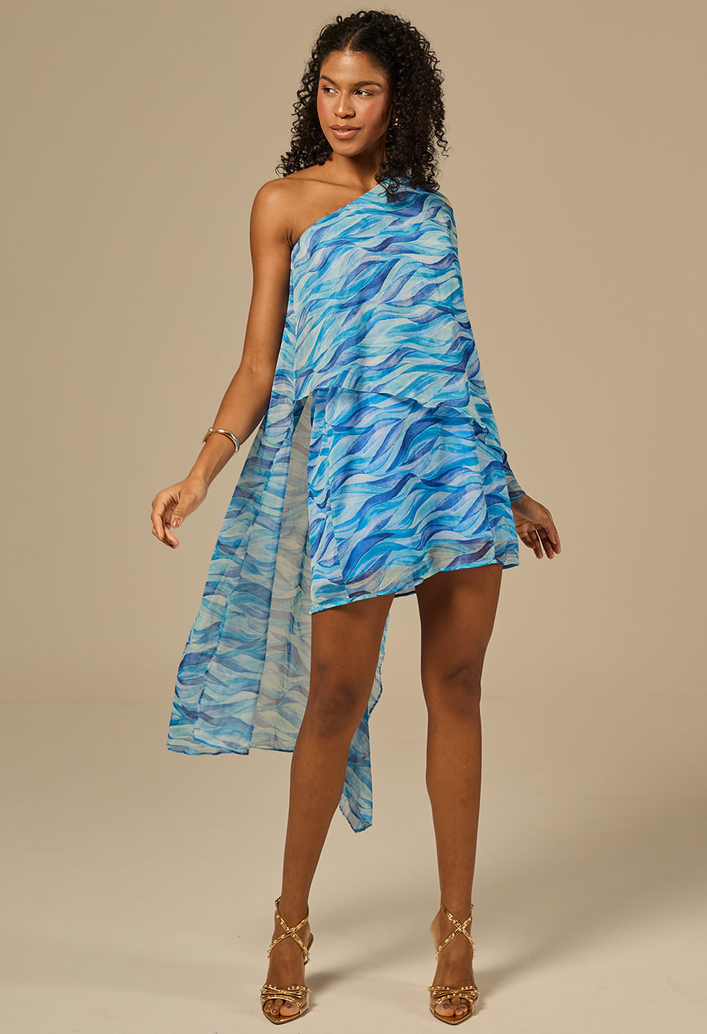 Vestido Cibele Orla azul com estampa ondulada, ombro único e cauda longa em tecido leve