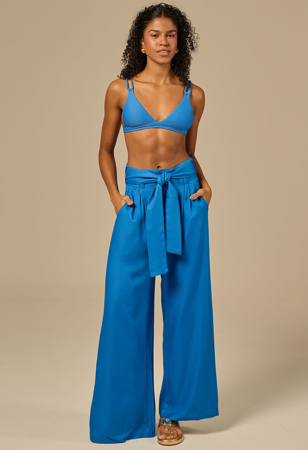 Calça Pantalona Glória Lagoa azul vibrante, cintura alta com faixa e bolsos, tecido fluido