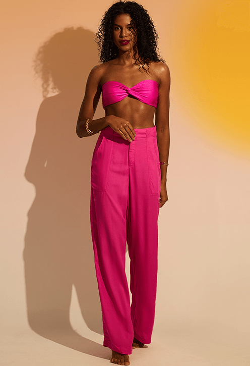 Calça pantalona rosa vibrante, cintura alta e bolsos frontais