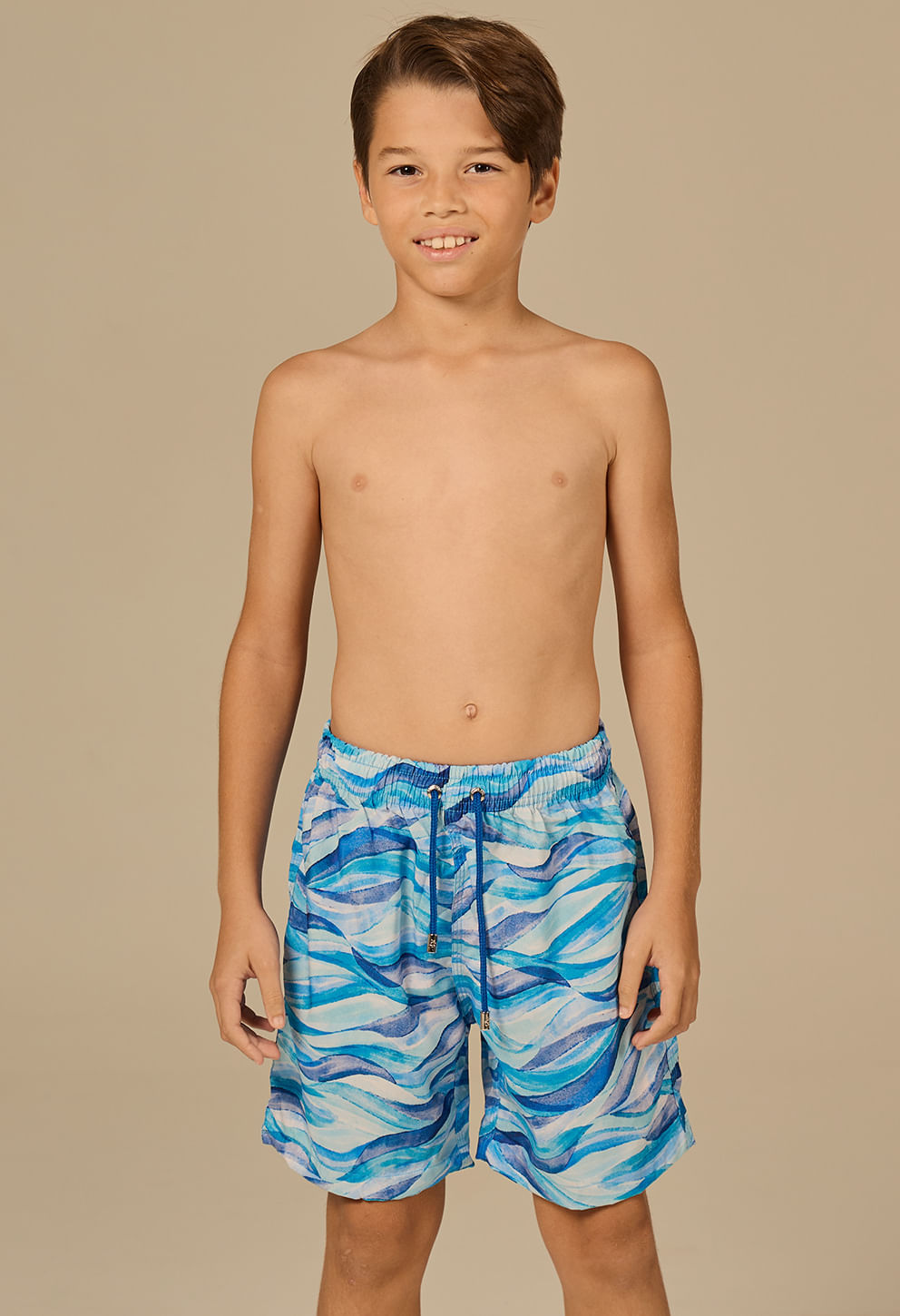 Bermuda infantil estampada em tons de azul, branco e lilás, cós com elástico e cordão azul para ajuste.