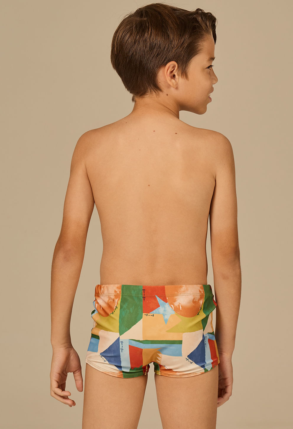 Menino visto de costas usando sunga short infantil Balão Mágico