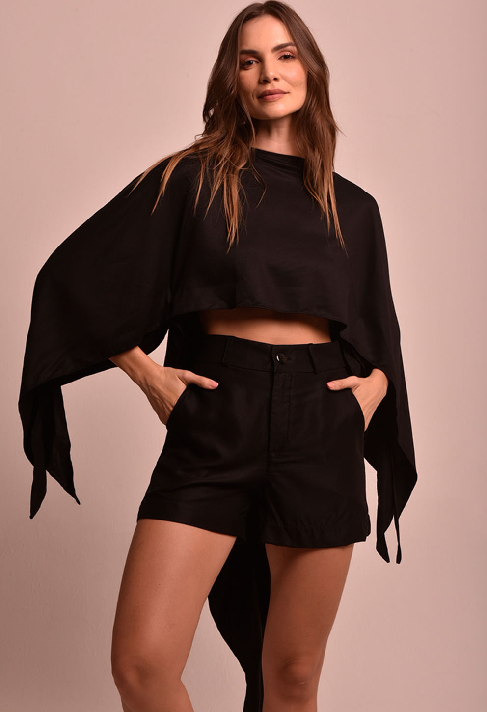 Blusa Lane Luar preta - frontal, cropped e mangas largas
