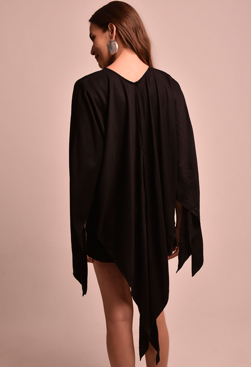 Blusa Lane Luar preta - vista traseira, decote em V nas costas