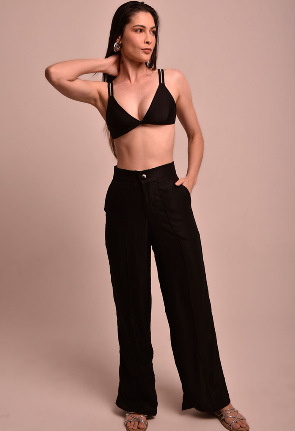 Calça Pantalona Thabata Luar preta, vista frontal, modelo usando top preto