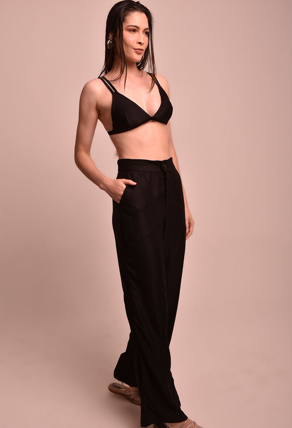 Modelo usando Calça Pantalona Thabata Luar vista lateral