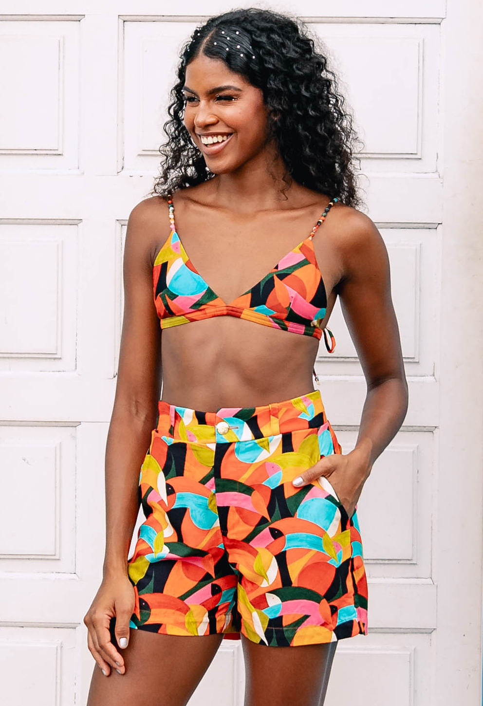 Short Lua Borogodó estampado, vista frontal com bolsos laterais e botão dourado