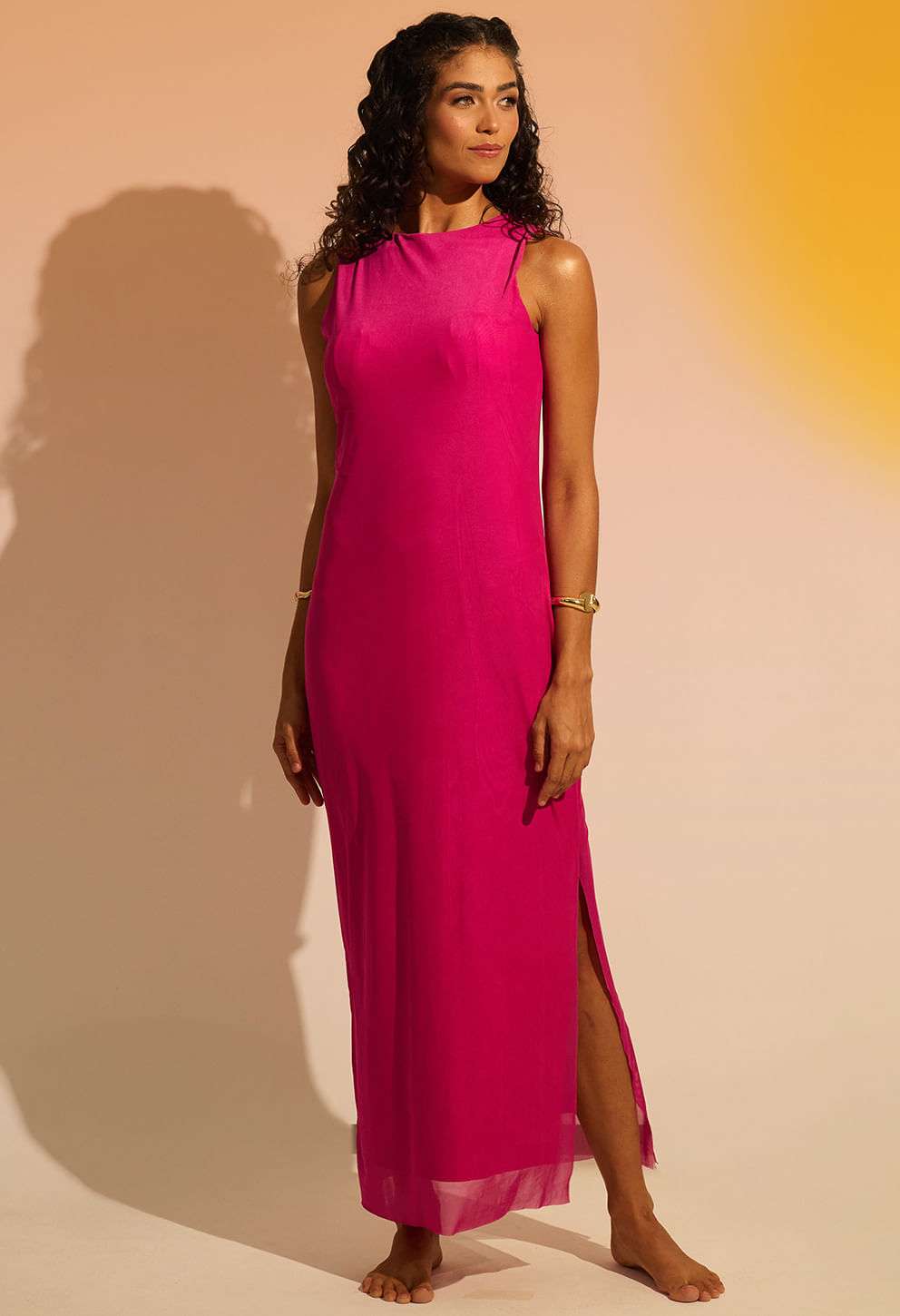 Vestido Sideral Flora em tom rosa vibrante, modelo longo com fenda lateral e forro interno