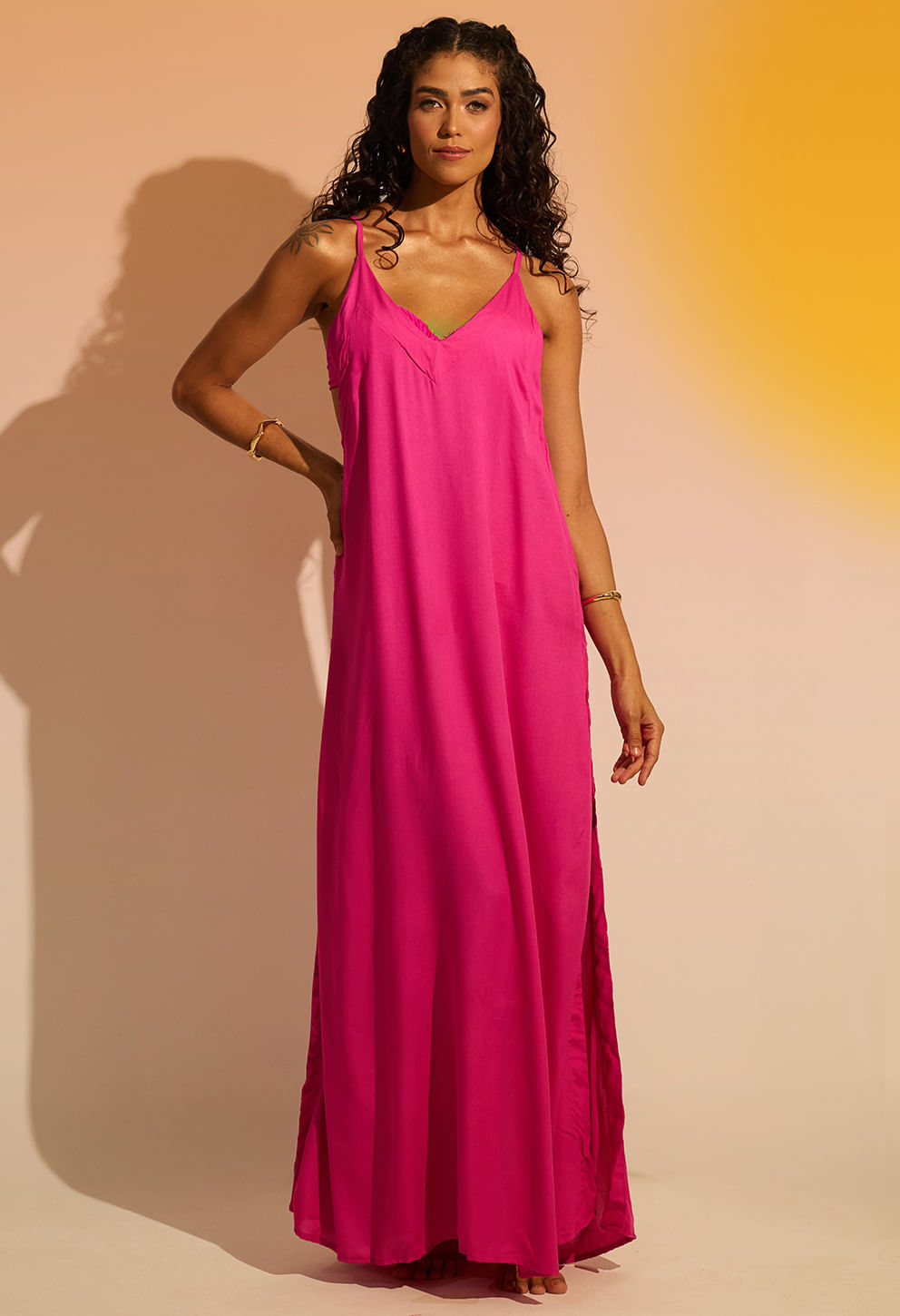 Saída Tribeca Flora rosa pink, longo com fendas laterais e caimento fluido