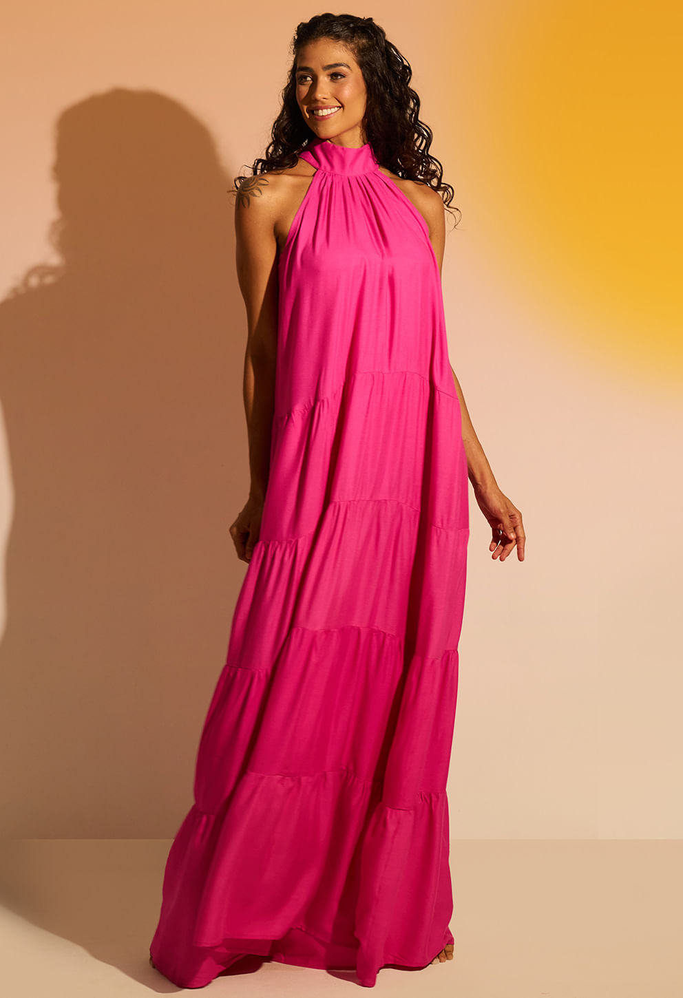 Vestido New Jasmin Flora rosa vibrante, longo com gola alta e camadas franzidas, frontal.