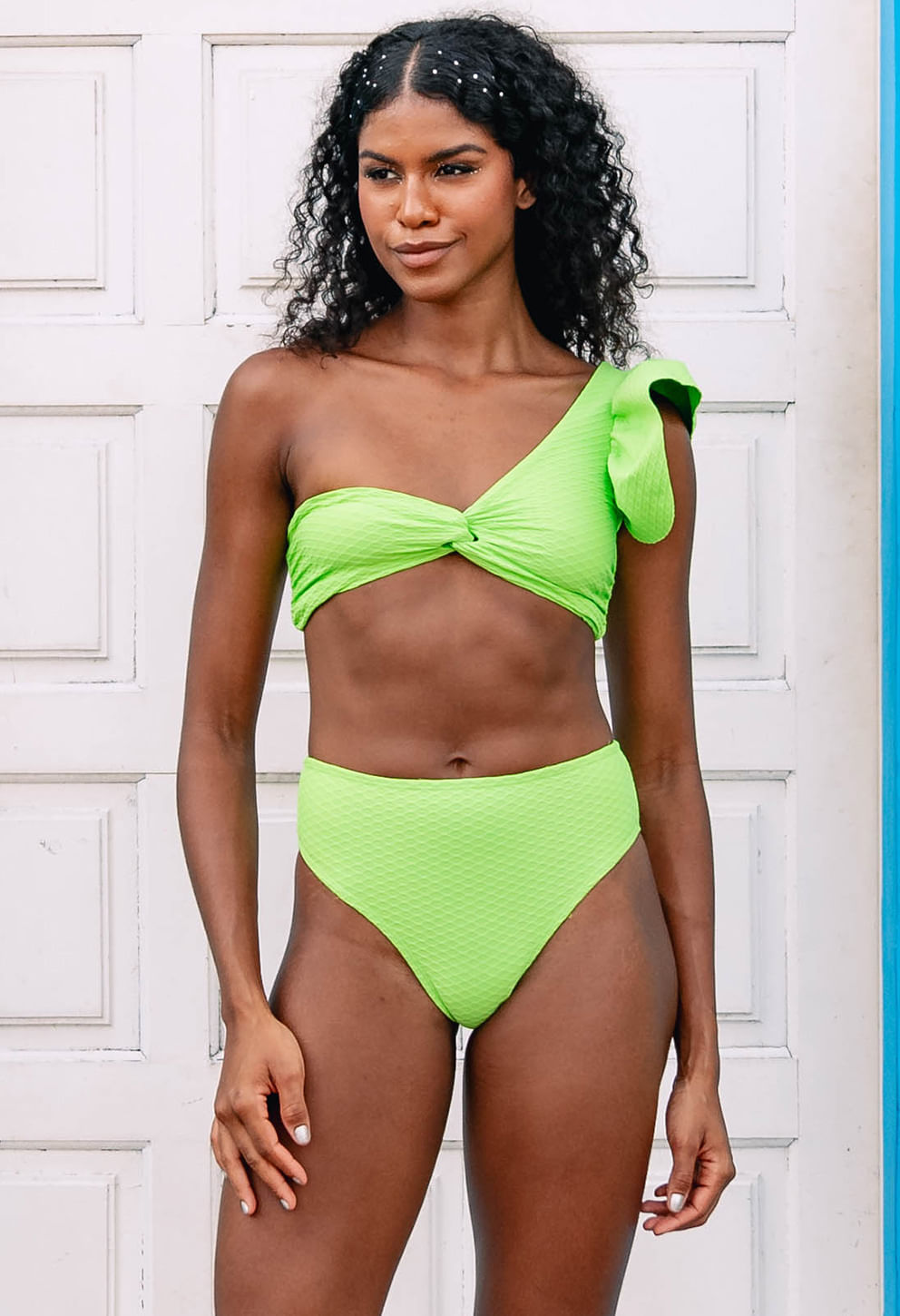 Top Ursula Limonada - vista frontal em modelo usando top assimétrico verde limonada com babado