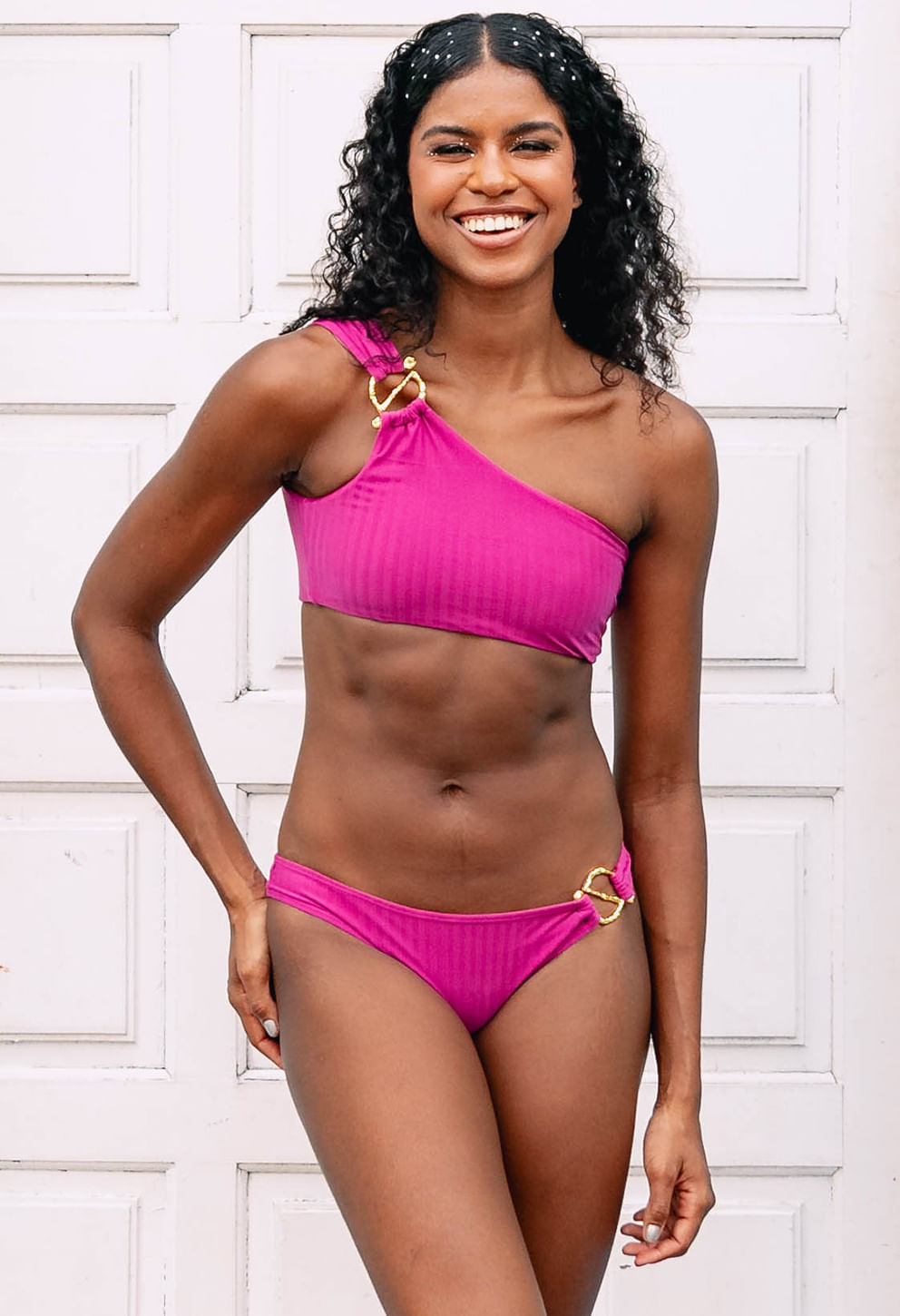 Top ombro só rosa pink com fivela martelada dourada, textura canelada