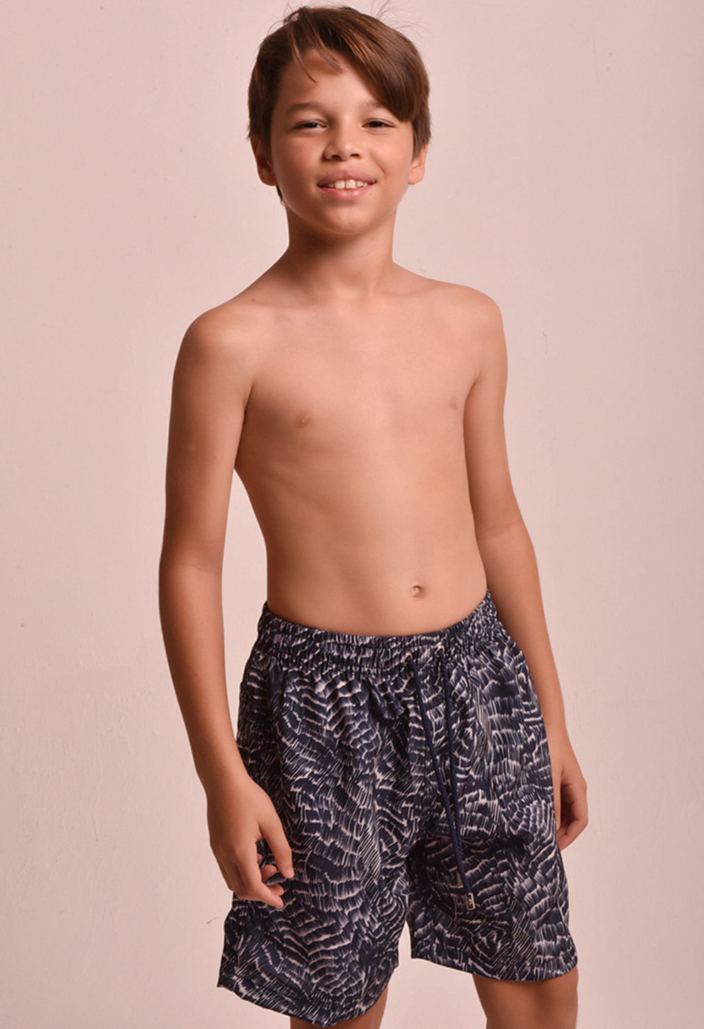 Bermuda infantil azul escuro com estampa abstrata branca, cós elástico e cordão para ajuste