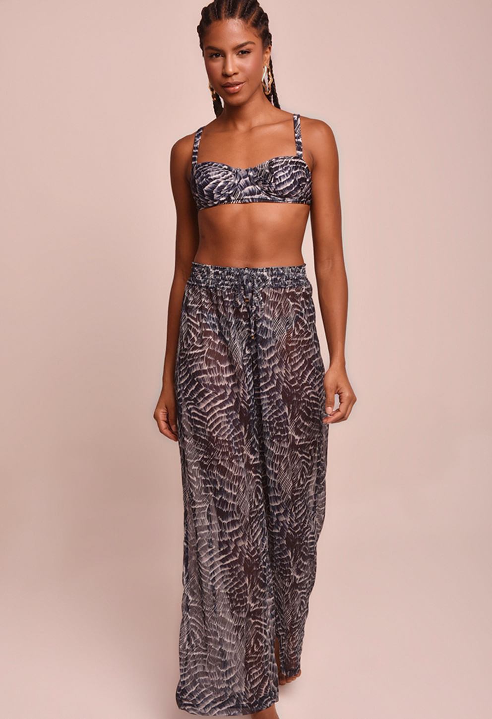Calça Pantalona Alessandra Maré Alta frontal, estampa em tons de azul, cinza e preto, cintura alta com elástico e cordão