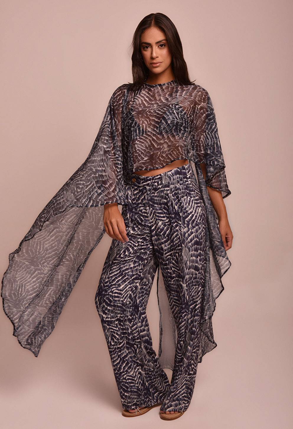 Blusa Eleonora Maré Alta em tecido transparente com estampa em azul marinho e branco, corte amplo e mangas estilo capa.