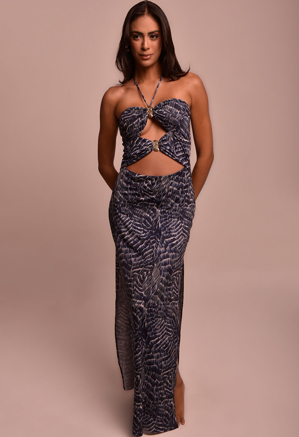 Vestido Noeli Maré Alta azul-marinho com recortes e argolas douradas