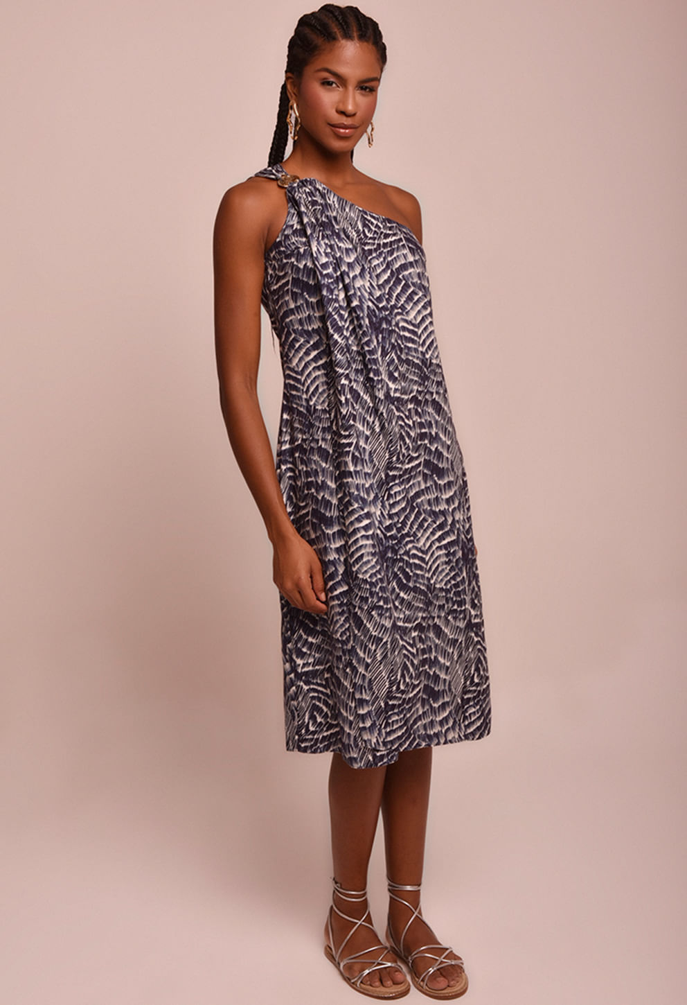 Vestido Dani Maré Alta azul marinho e bege, modelo midi um ombro só com argola dourada e caimento reto