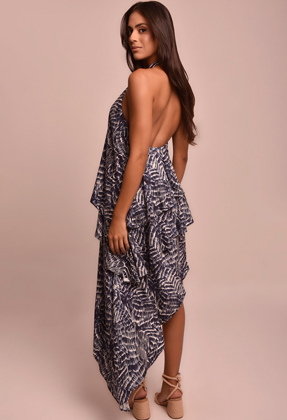 Modelo mostrando as costas abertas do Vestido Jamile Maré Alta, com corte halter e babados