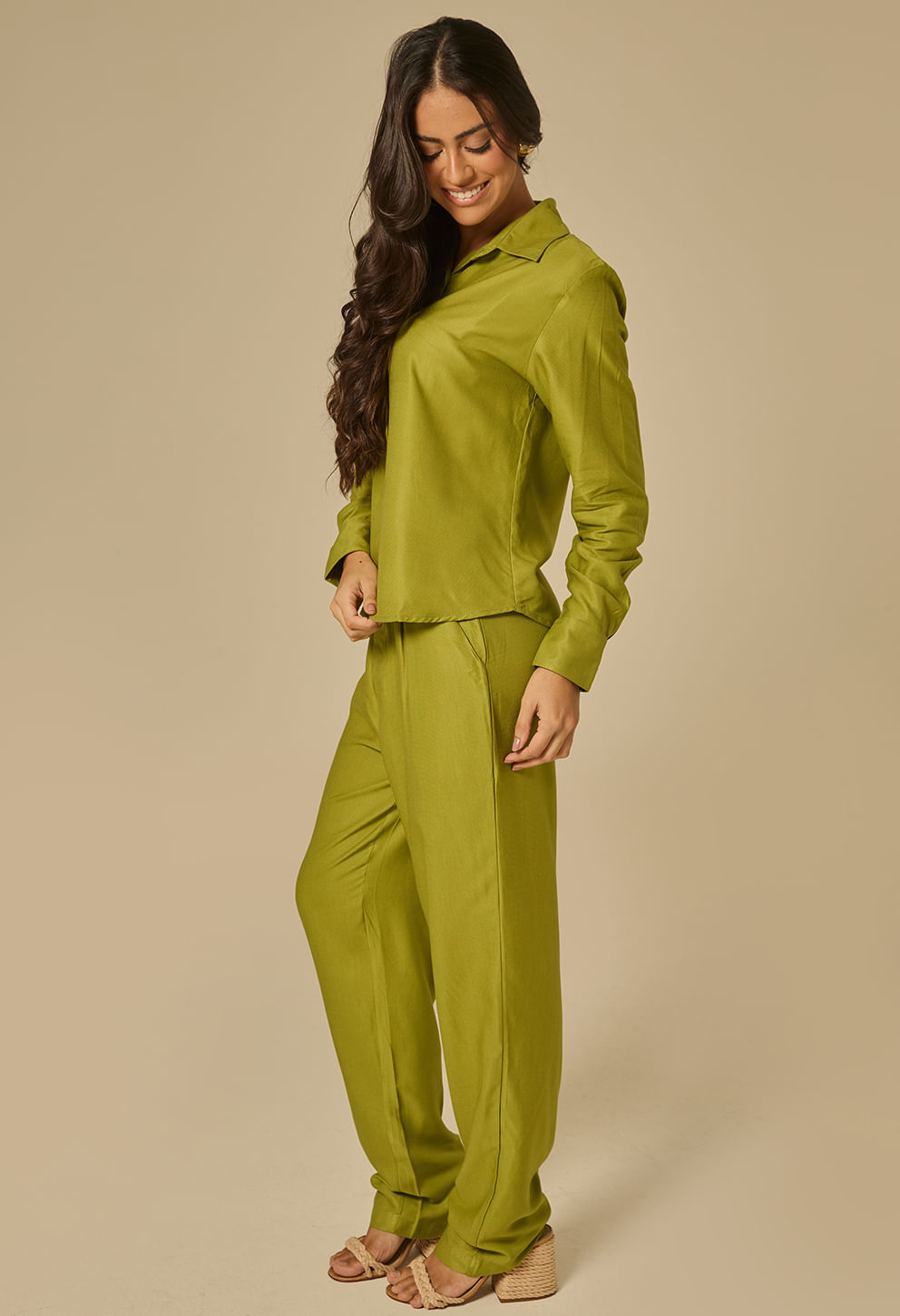 Camisa Gabriela verde esmeralda com botões frontais e gola clássica, caimento reto e tecido leve acetinado.